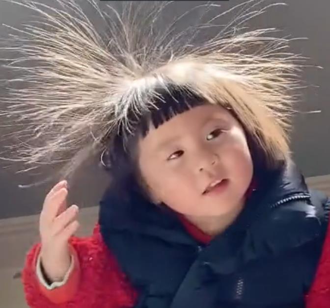 小女孩非常的天真无邪,躺在床铺上乖巧地等待妈妈过来找自己.