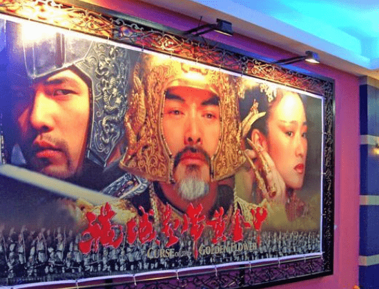 那时候,张艺谋正在筹备《满城尽带黄金甲》,并向国内发出了征召群演的