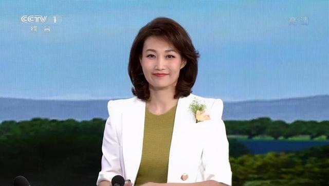 在cctv新闻联播中,李梓萌是最年轻,美丽的性感美艳女主播,她组织中央