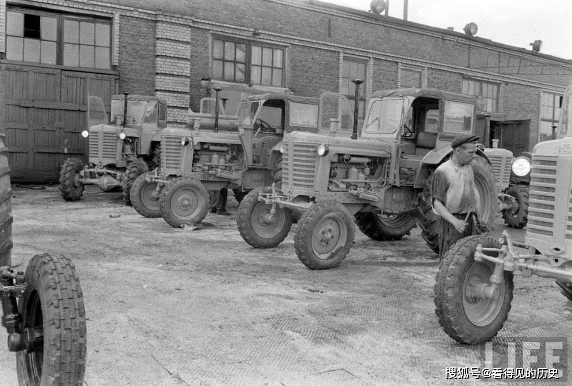 老照片 1960年白俄罗斯拖拉机厂 辛勤工作的工人_苏联