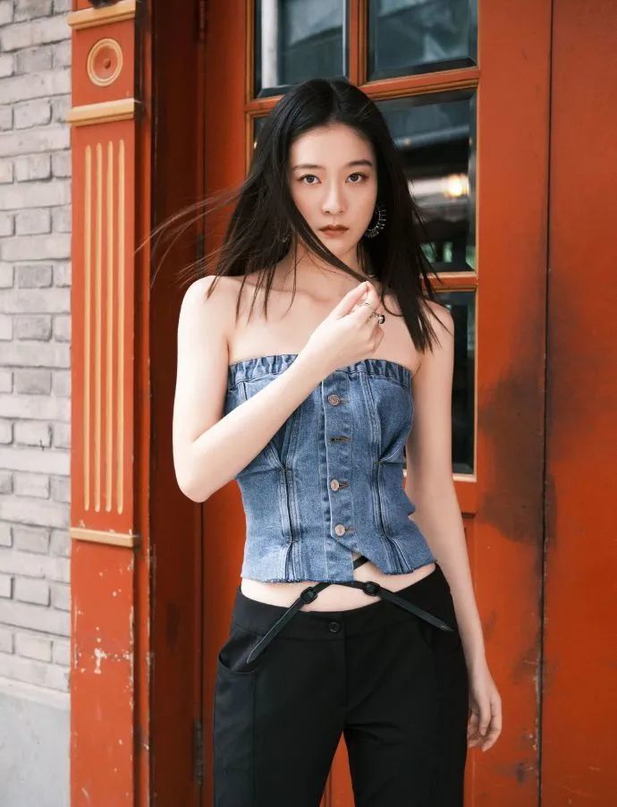 之前我们就分析过张雪迎的长相和身材,她非常很适合穿礼服,而且可塑性