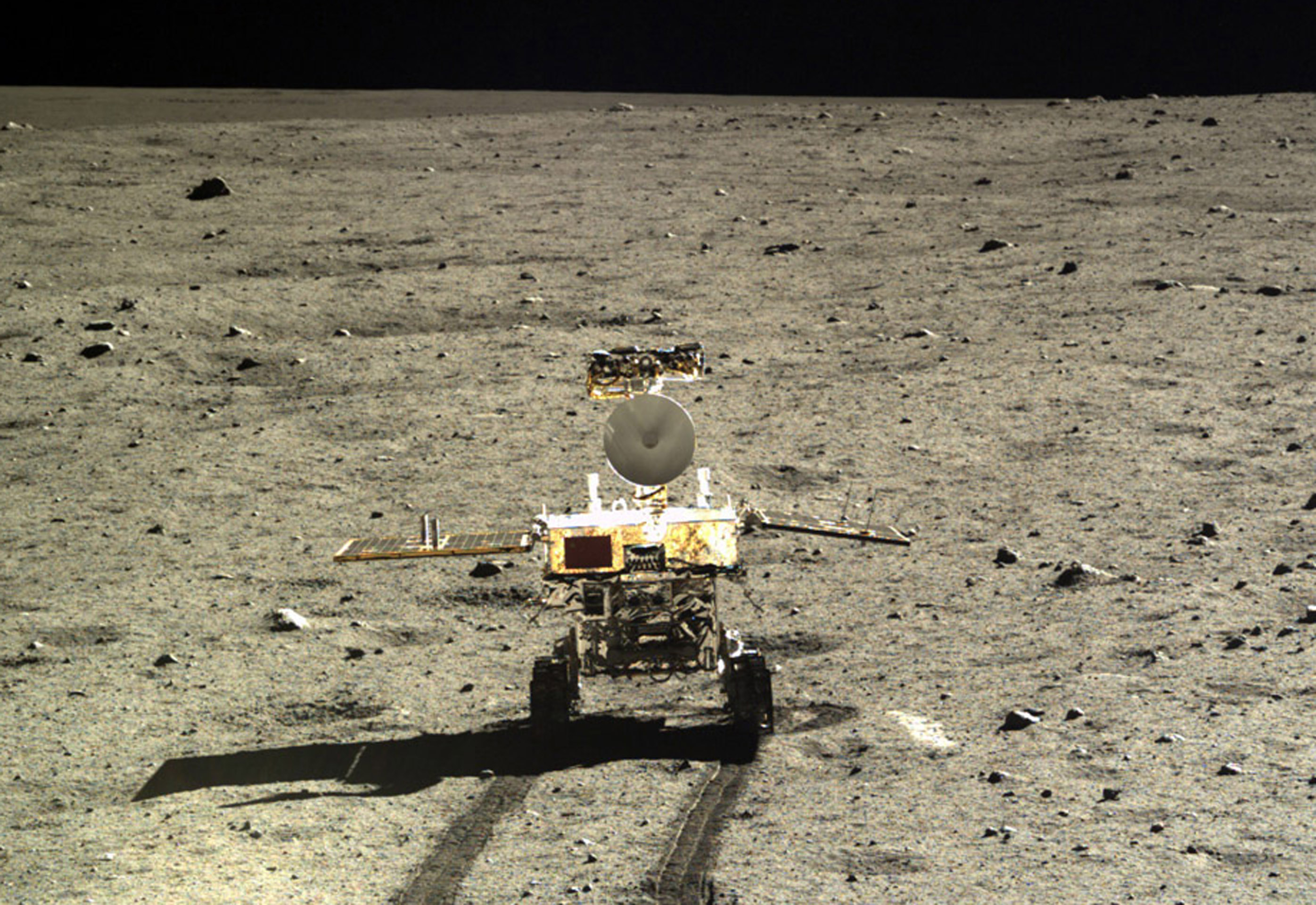 原创8年前的今天我国第一辆星球车玉兔号驶离着陆器至月球表面