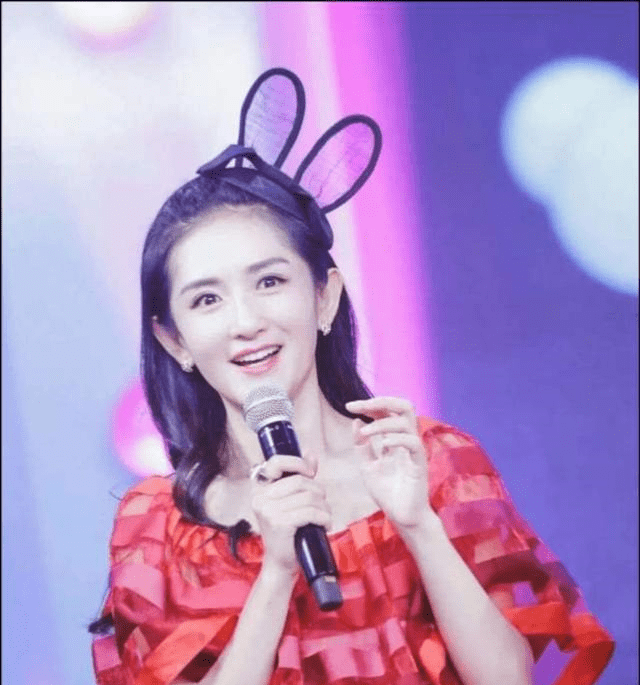 谢娜离开快本行程公开未前往长沙录制现身机场带粉丝奔跑