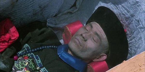 就拿1985年的电影《僵尸先生》来说,元华在片中饰演一个特别重要的