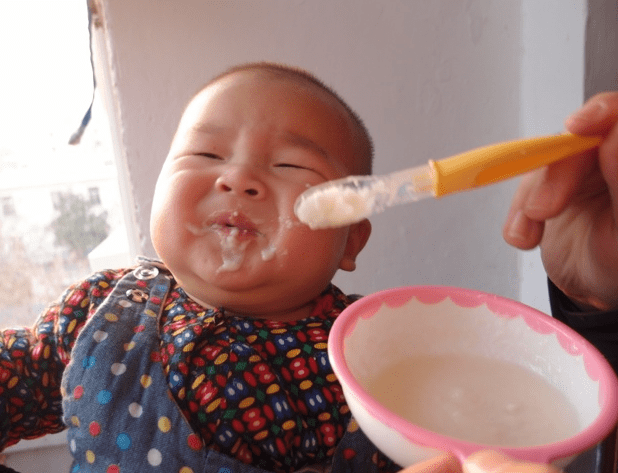 宝宝只喜欢喝奶不接受辅食该咋办？添加辅食受阻,记住这几大原则