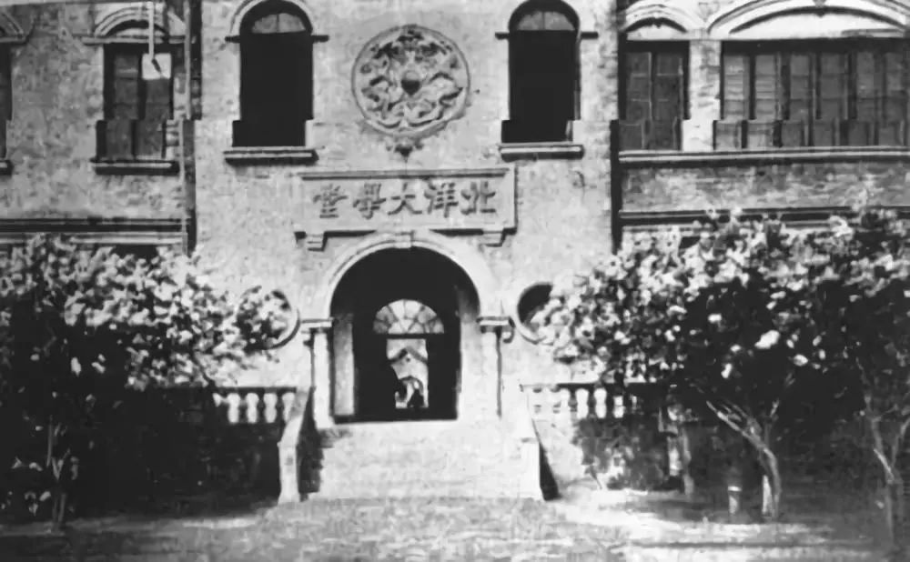 1903年于保定东关外,建成"北洋陆军速成武备学堂",同年8月,学堂开始第
