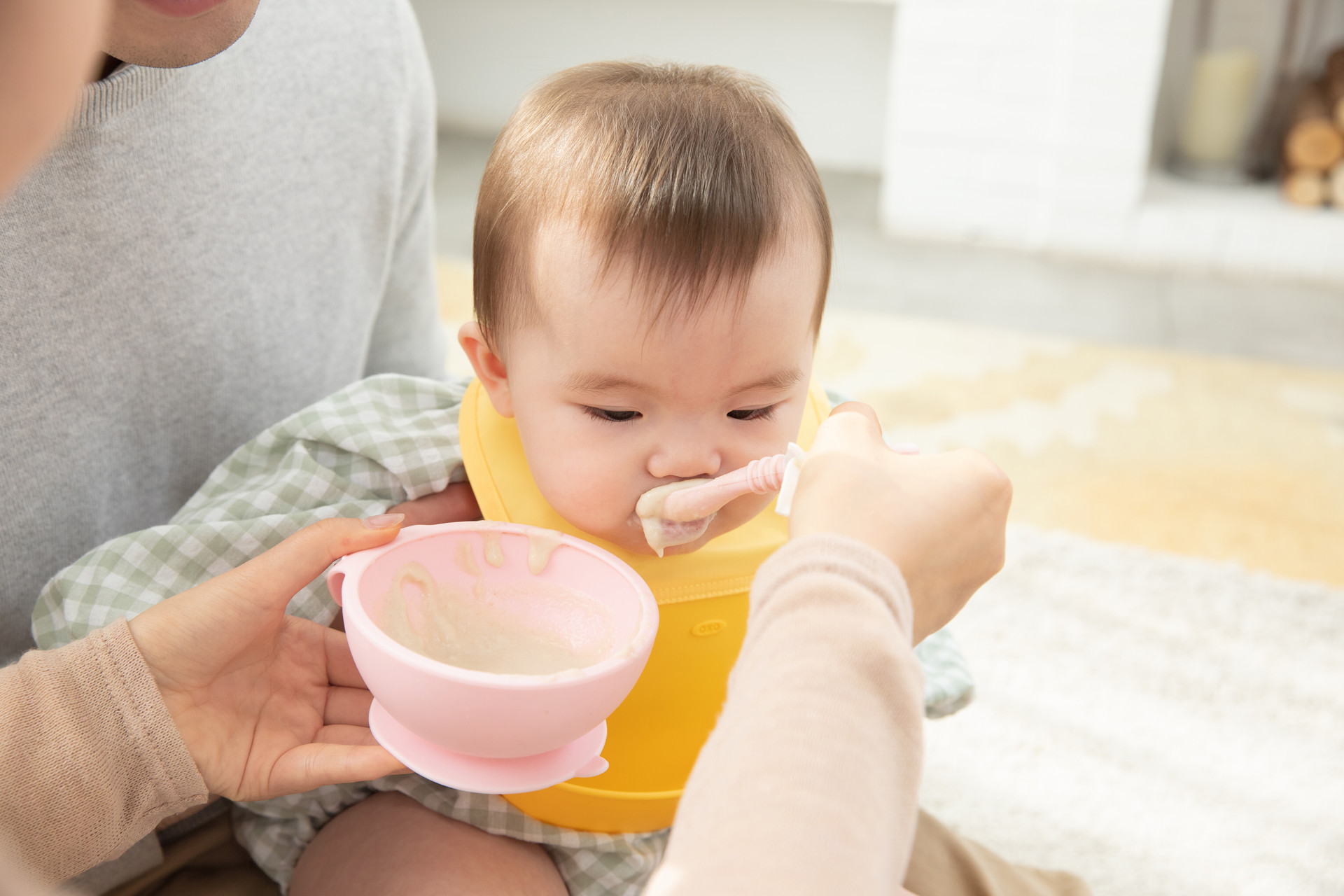 孩子长牙会吃饭菜后,辅食和奶量怎么分配？妈妈奶奶别弄错了