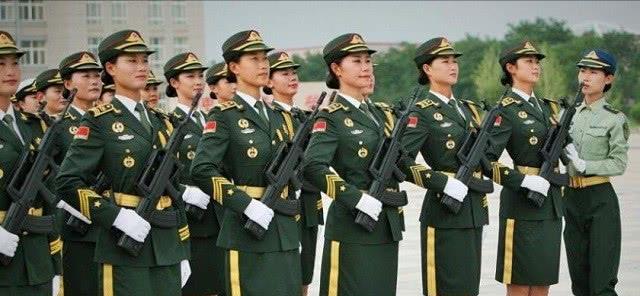 原创中国女兵英姿飒爽美国女兵却有苦难言看看她们的日常就知道
