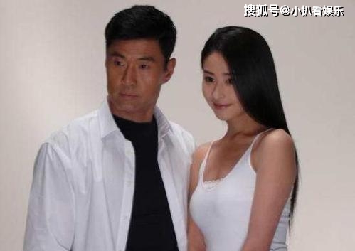 有媒体曝光了疑似两人的离婚协议书,上面明确了印上了于荣光与前妻王