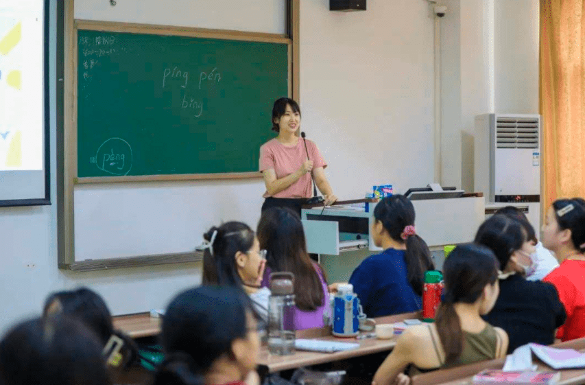 而大学生的班级群一般是由老师和学生组成,大学生可以在群内沟通交流