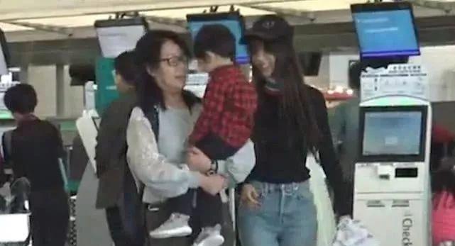 原创baby带儿子出行又一次被曝光小海绵真面容是在挑战黄晓明