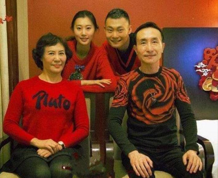 金珠嫁巩汉林恩爱38年儿子儿媳生一双孙女乖巧可爱幸福美满