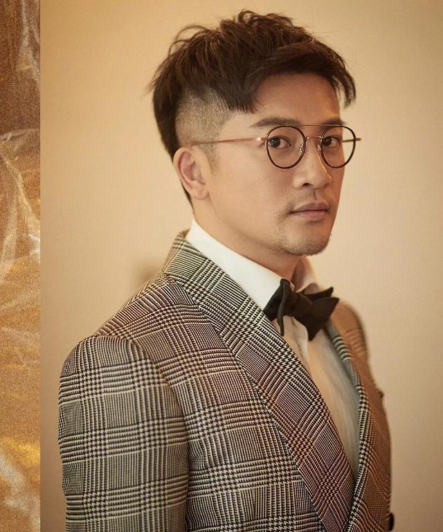 原创苏有朋近照变雕塑脸脸型消瘦尖下巴抢镜第一眼还以为是林峰