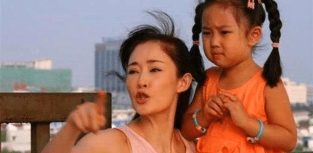 曾因拍哺乳戏不用替身,被网友责骂而退圈,如今52岁像普通人_盖丽丽