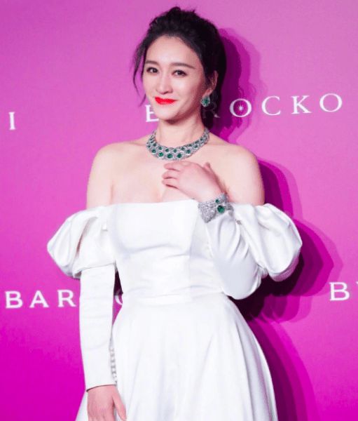 原创李小冉的肉都长在该长的地方44岁的她身材到底有多美