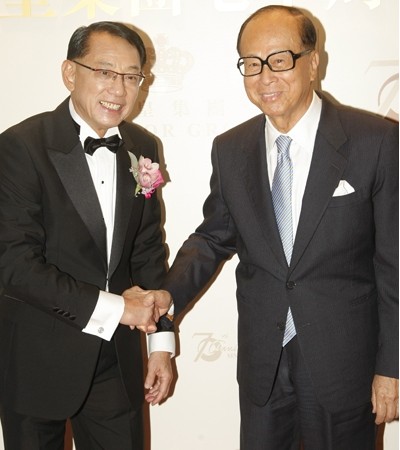 在儿子的名字曝光后,便有许多媒体取笑他,而在1996年后李嘉诚又长年位