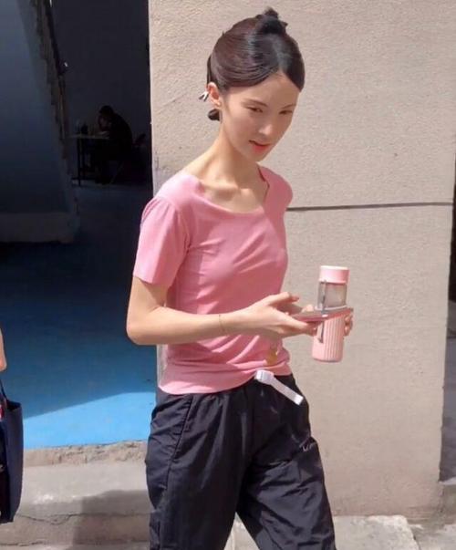 原创金晨健身照看呆网友不仅有六块腹肌手臂肌肉才最吓人