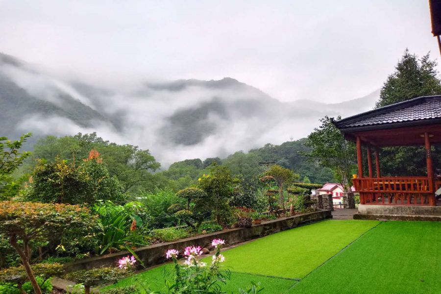 民宿坐落在山顶上,遥遥远望,可以看到雪白的云雾弥漫在群山峻岭之间