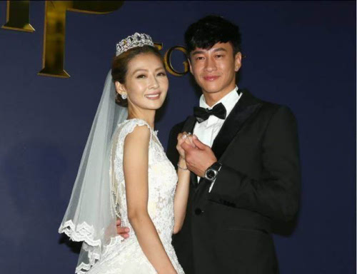 2016年,何润东在微博上宣布了自己马上就要结婚,并晒出了妻子设计的