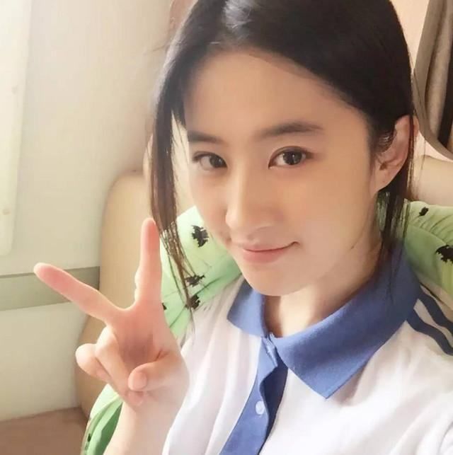 原创女星校服装对比刘亦菲清纯周冬雨嫩回初中生她令周杰伦心动