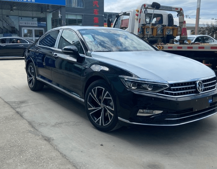 2万元买到的,这是落地价格,它是2020款迈腾330tsi dsg 尊贵型,高配