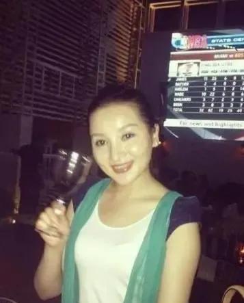 饶芯语嫁大37岁王奎荣给娘家人买车又买房被老公当女儿疼爱