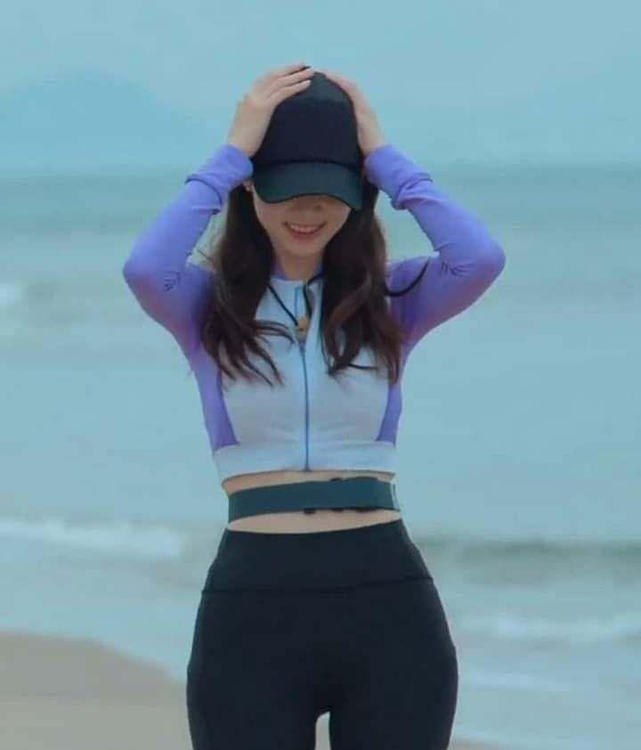 芝燕选择保守的长袖泳装,仔细一看她的身材曲线完全不输旁边的宋智雅
