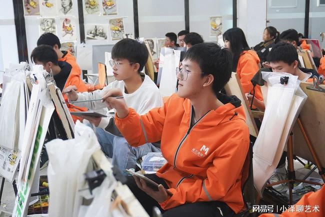 天泽高中拥有专业画室,书斋,琴房,舞蹈房共计50多间,每名音乐生都有