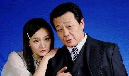 第一任妻子叫崔瑶琪,两人青梅竹马,从小就是玩的很好的伙伴感情上