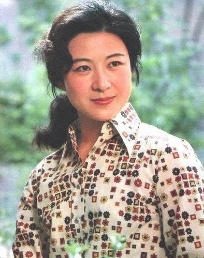 她被称作天下第一嫂,嫁同行恩爱40年,如今儿子也是演员_王馥荔_电影