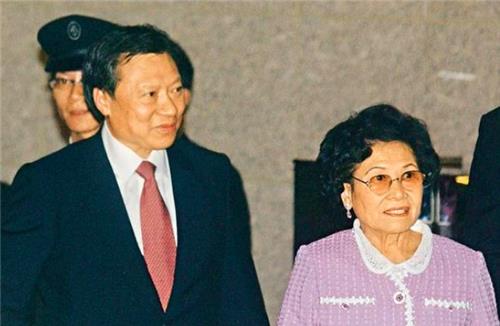 "从五十年代到九十年代,郭家的生意越来越大,为香港四大家族之一,著名