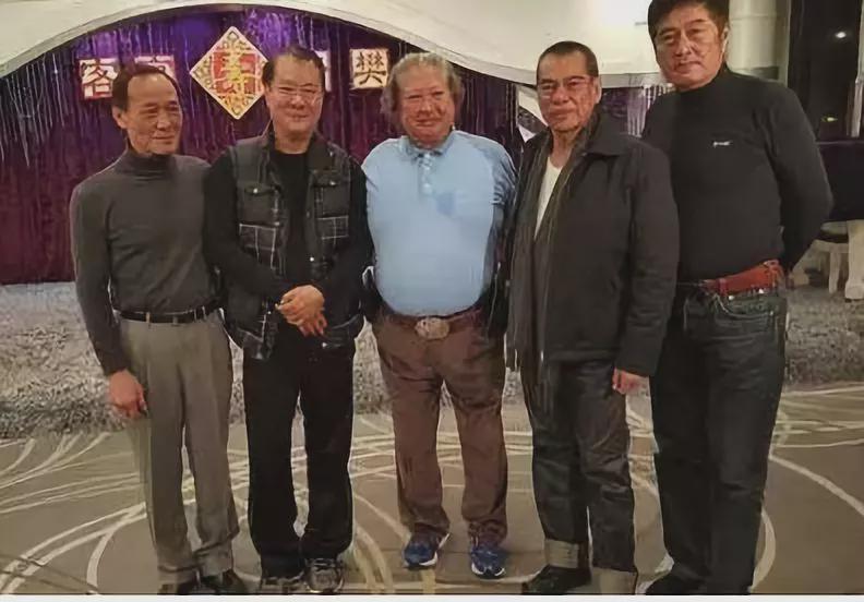 而刘荣驹的叔叔是刘福,刘福是香港总华探长吕乐的师傅……他们之中人