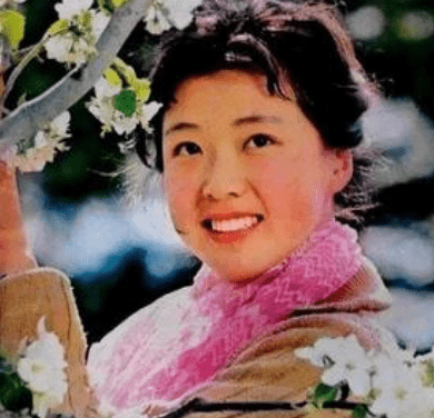 她为拍戏堕胎3次致终身不孕,和丈夫离婚后,嫁老外被宠上天_殷新_本人