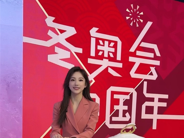 冬奥会,在这一年的春节联欢晚会上找来一位体育女主播担任晚会的主持