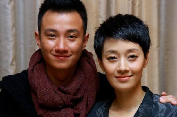 文章和马伊琍穿情侣装现身机场,34岁的文章化身女儿奴!