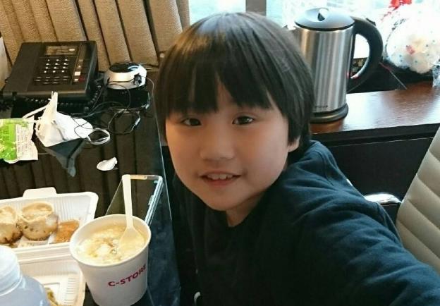 小小彬原名温玄烨,出生于中国台湾的童星世家,他的父亲小彬彬也是