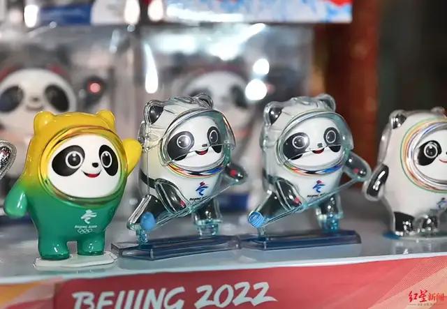 不过,人们将冰墩墩作为创作素材,通过摄影,图画,剪纸,等各种方式频频