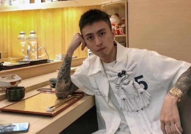 原创沪上皇秦奋身高被嘲跟球员同框差距明显网友有钱就行