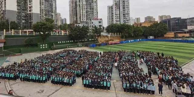 静待百花开一起向未来重庆市鱼洞中学校举行春季开学典礼