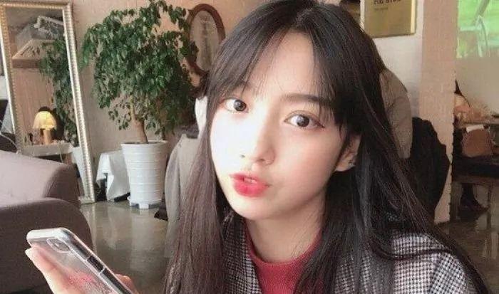 原创00后混血小萝莉凭逆天颜值蹿红ins火遍全网的表情包女孩长大了