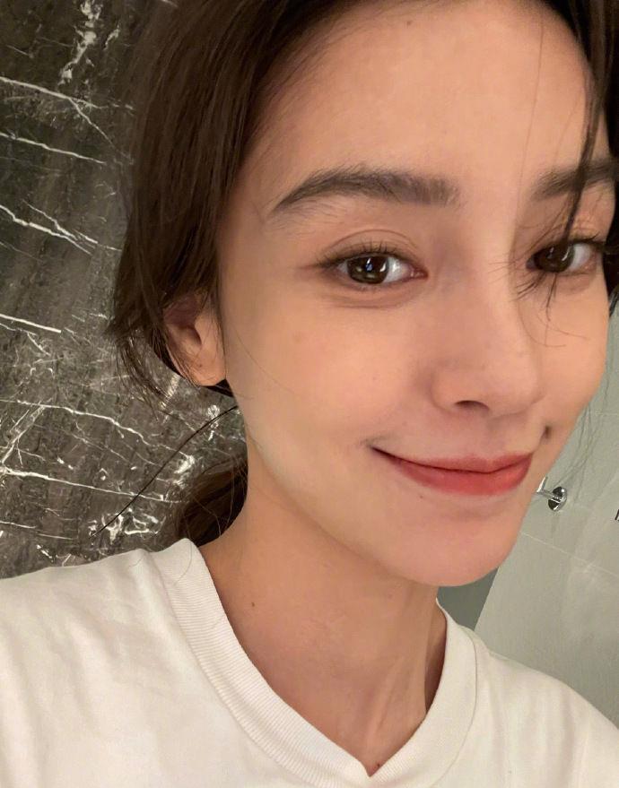 angelababy恢单素颜自拍关滤镜眼角皱纹爬出私下近况惊呆网