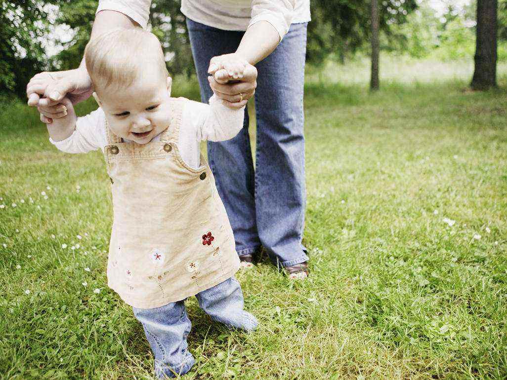 孩子学走路时,家长容易犯拔苗助长的错误,不利于娃成长