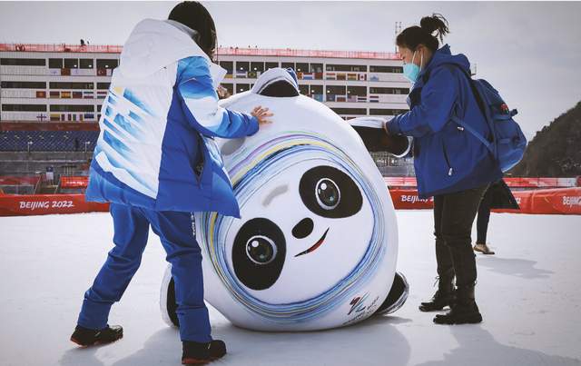 原创我不要面子的嘛冰墩墩当着雪容融面摔倒志愿者拍下四脚朝天惨状