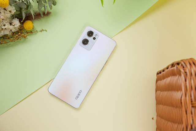 与此同时,oppo reno7晨曦金还运用了磨砂质感的工艺