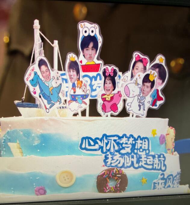 宋亚轩庆18岁生日刘耀文卡点送祝福王牌对王牌录制现场也切蛋糕了