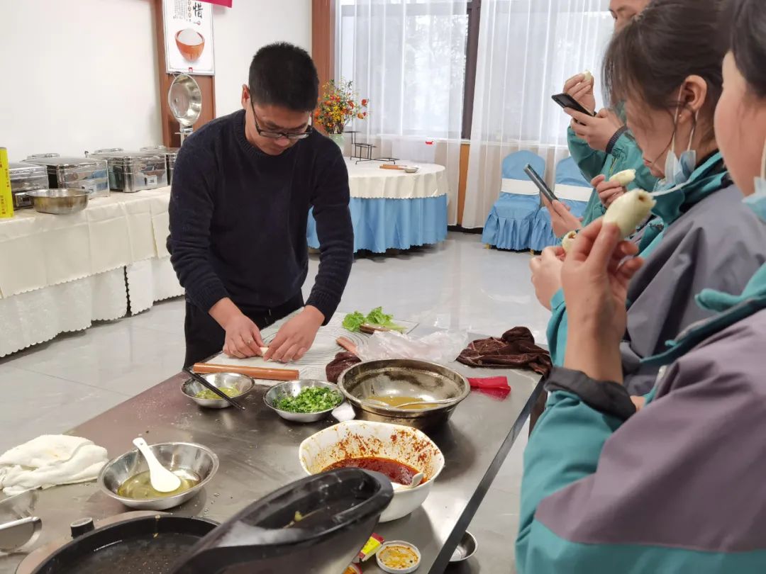 培训结束后,还将组织学员们参加中式面点师初级职业技能证书考核,成绩