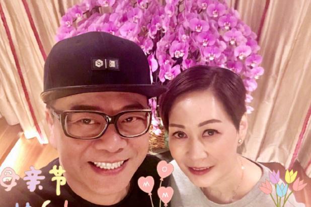 58岁欧阳震华出席梁靖琪婚礼,与古天乐罕见同框,妻子相伴在侧_平台