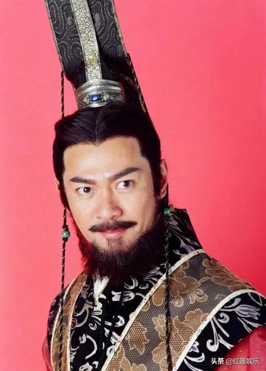 饰演项羽的演员江华与何润东放在一起差距就出来了