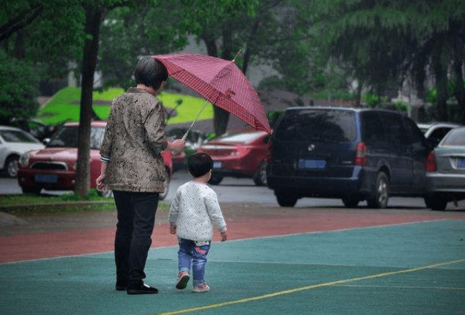 隔辈带娃,为何多数老人选择＂带外孙＂,不疼亲孙子了？