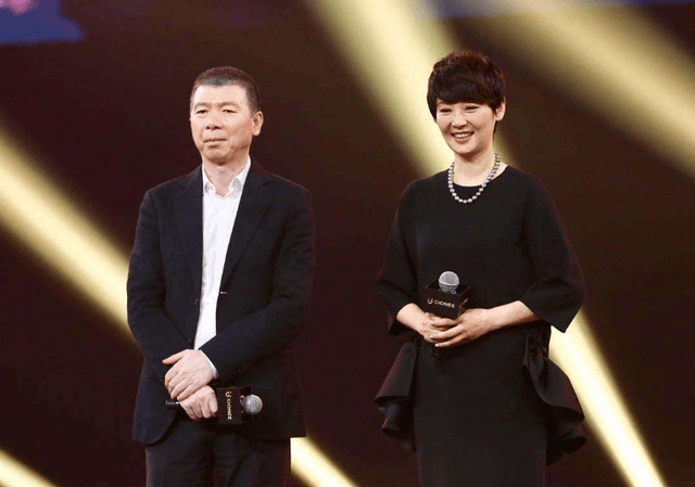 冯小刚53岁的老婆长啥样离开滤镜美颜后徐帆的气质更出众